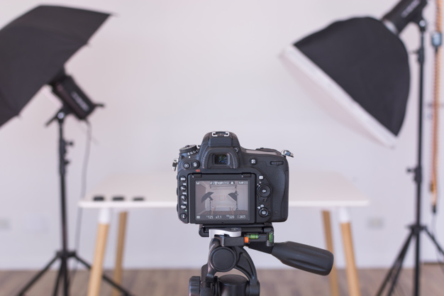 view-professional-modern-camera-screen-tripod_23-2148038974